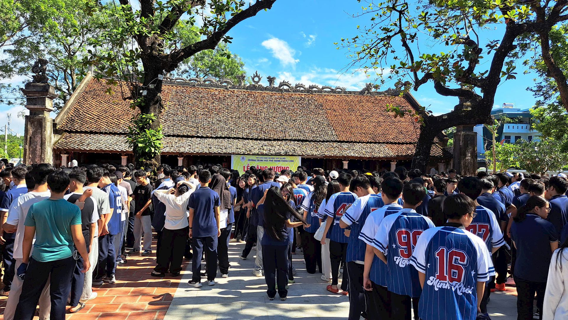 Cán bộ, giáo viên và phụ huynh Trường THPT Thăng Long thành kính dâng hương tưởng nhớ các bậc tiền nhân tại Thái miếu nhà Hậu Lê.
